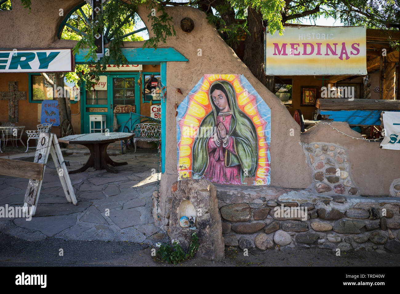 Medine IN CHIMAYO di fronte al famoso santuario di CHIMAYO Foto Stock