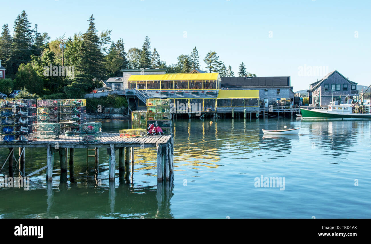 Porto basso Maine affacciata Thurstons Lobster pound, con aragosta trappole, boe, un molo e barche nella foto Foto Stock