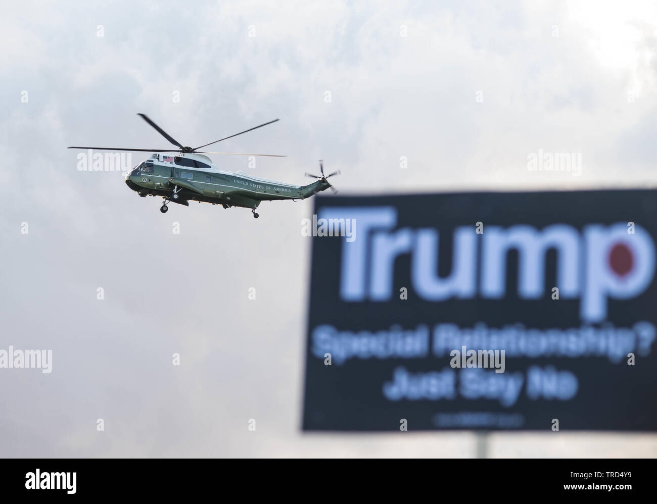 Londra, Regno Unito. Il 3 giugno, 2019. Persone tengono cartelloni in segno di protesta come quella del presidente di elicotteri Marino arriva per un banchetto di Stato a Buckingham Palace Michael Tubi / Alamy Live News Foto Stock