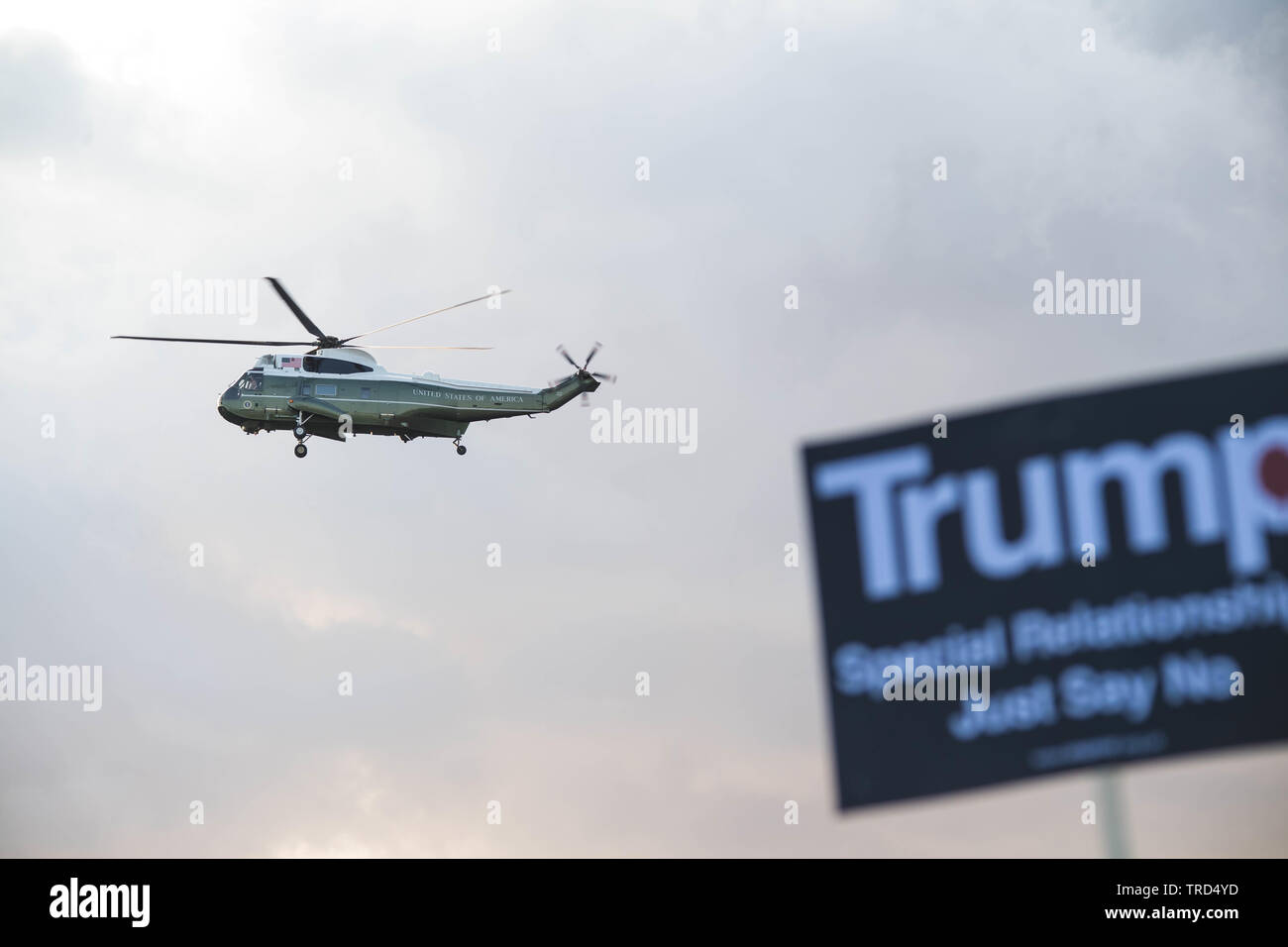 Londra, Regno Unito. Il 3 giugno, 2019. Persone tengono cartelloni in segno di protesta come quella del presidente di elicotteri Marino arriva per un banchetto di Stato a Buckingham Palace Michael Tubi / Alamy Live News Foto Stock