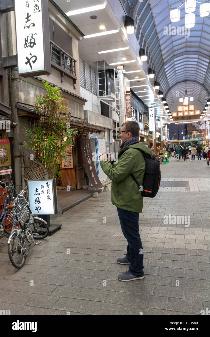 Asakusa ha abbondanza di negozi dove u può acquistare un grande negozio di souvenir da bacchette di kimono & nulla tra che tradizionalmente giapponese. Foto Stock