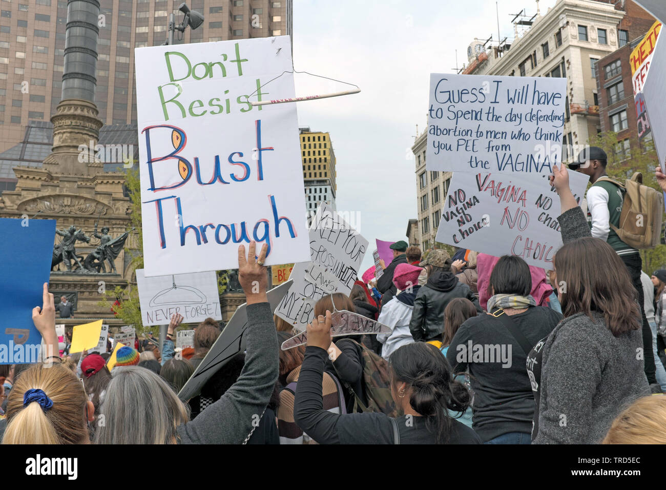 I dimostranti prendere alla pubblica piazza nel centro di Cleveland, Ohio, Stati Uniti d'America al rally contro i cambiamenti in Ohio leggi sull aborto. Foto Stock