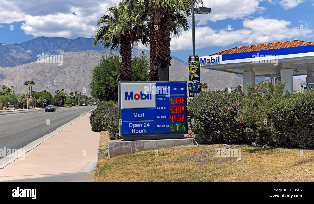 Stazione di servizio Mobil aperta 24 ore su 24 e market con prezzi del gas firmato il 13 maggio 2019 a Palm Springs, California, Stati Uniti. Foto Stock