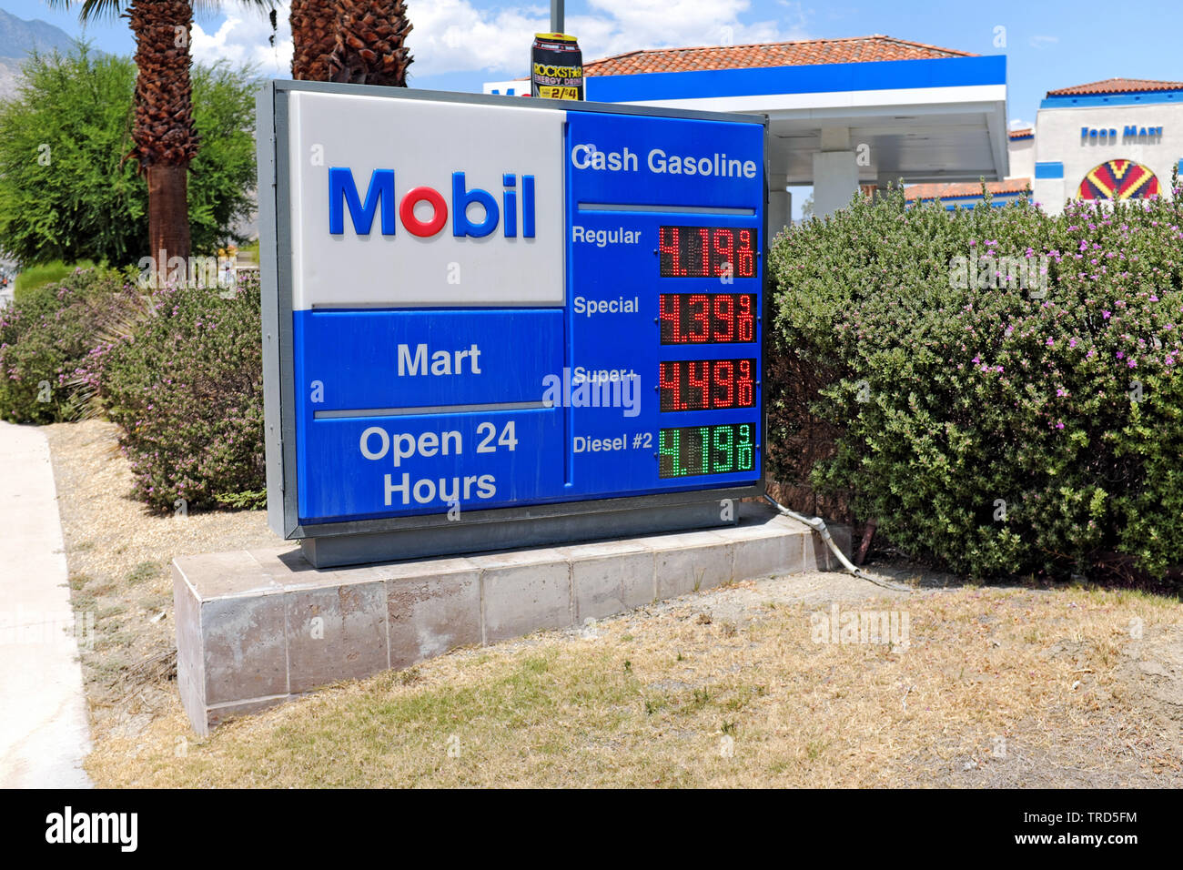 Stazione di servizio Mobil aperta 24 ore su 24 e market con prezzi del gas firmato il 13 maggio 2019 a Palm Springs, California, Stati Uniti. Foto Stock