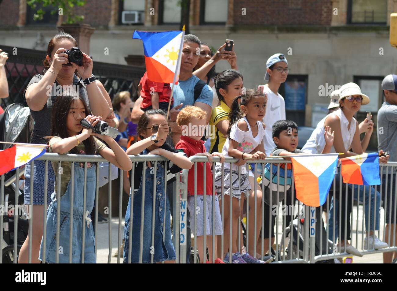 Migliaia di marchers hanno partecipato all'annuale Philippino Day Parade lungo Madison Avenue a New York City il 2 giugno 2019. Foto Stock