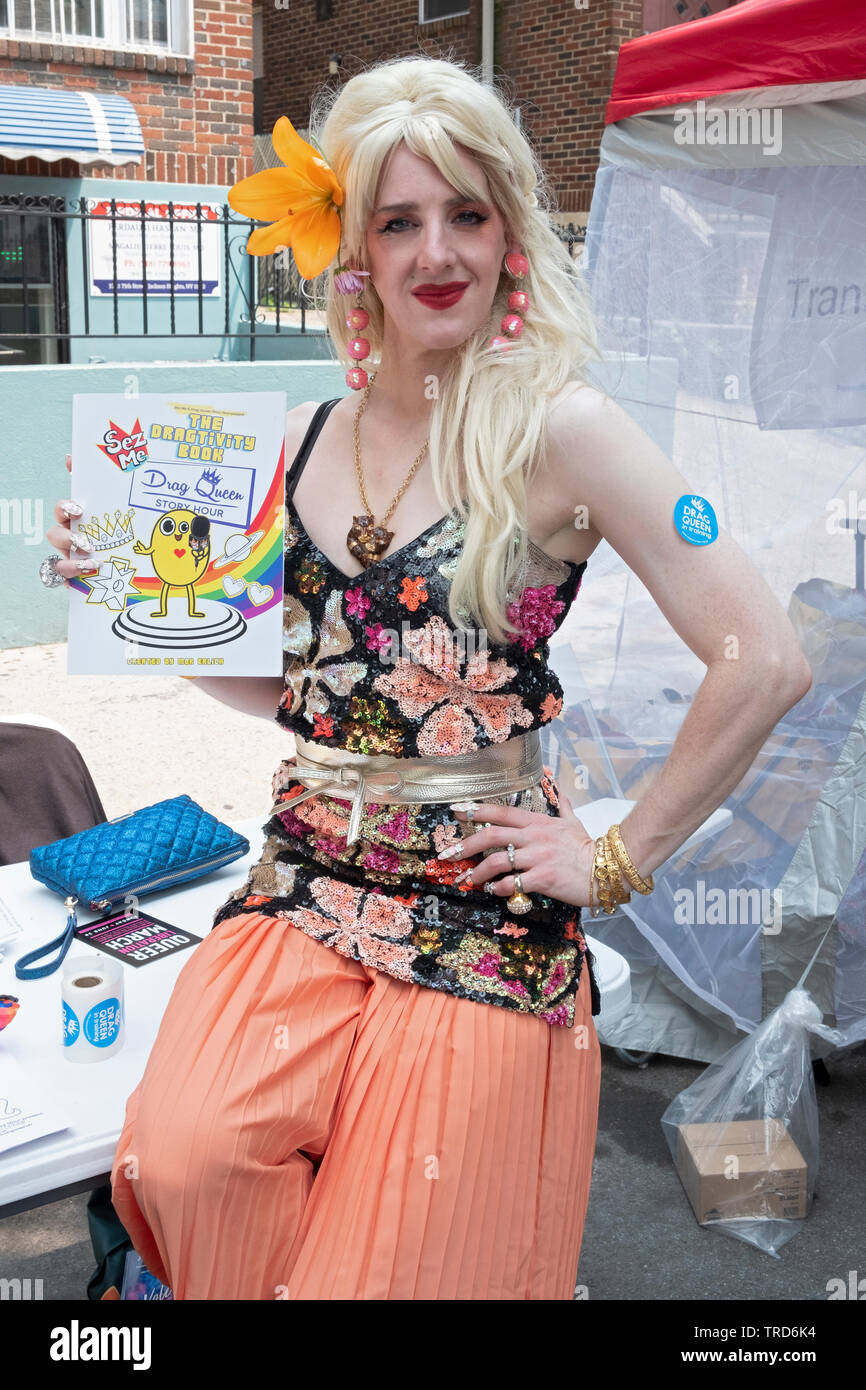 Ritratto di un uomo a trascinare la promozione del drag queen lettura ora al 2019 Queens Pride Parade in Jackson Heights, New York. Foto Stock