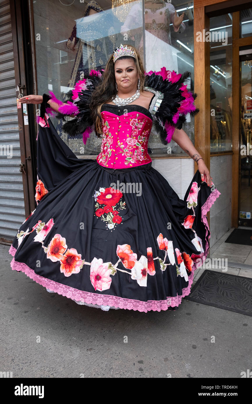 Pone il ritratto di una trans marcher in costume al 2019 Queens Pride Parade in Jackson Heights, New York. Foto Stock