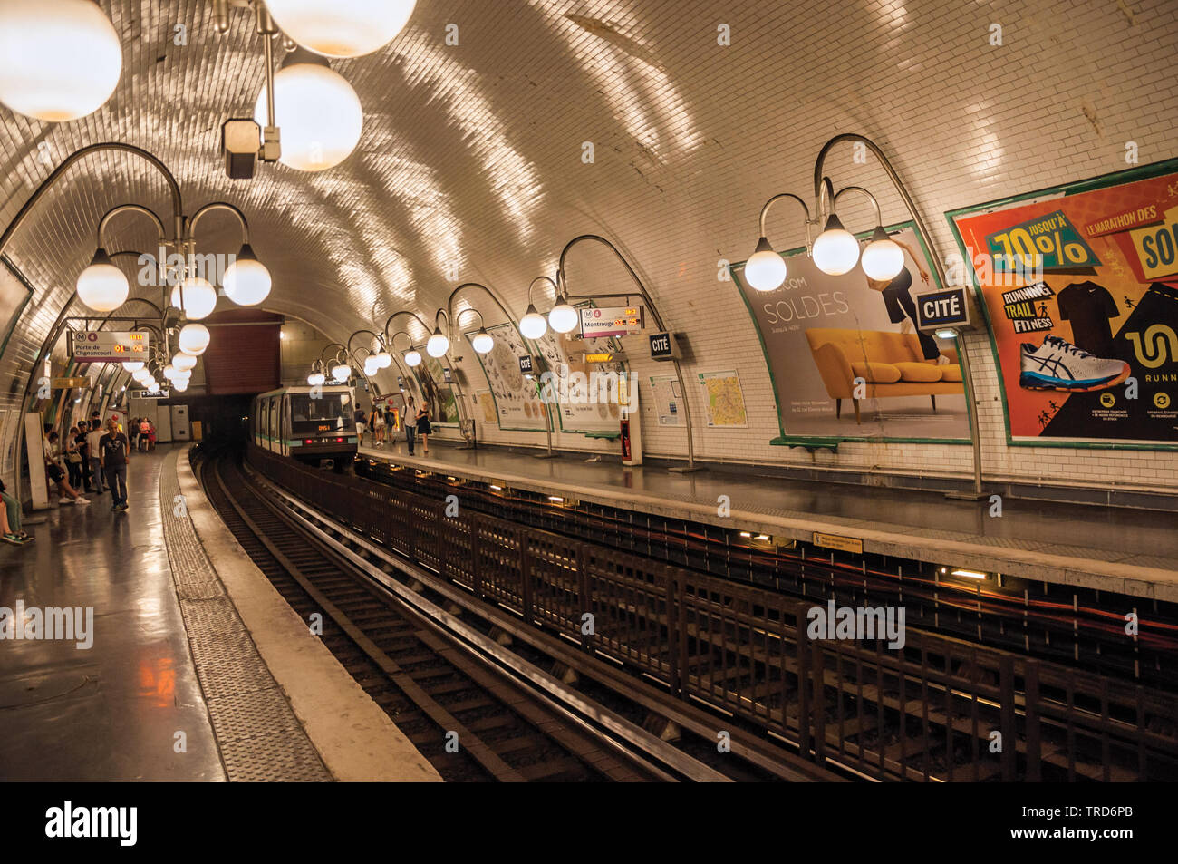 Citare la stazione della metropolitana della piattaforma con treno e apparecchi a Parigi. Uno dei più imponenti del mondo centro culturale in Francia. Foto Stock