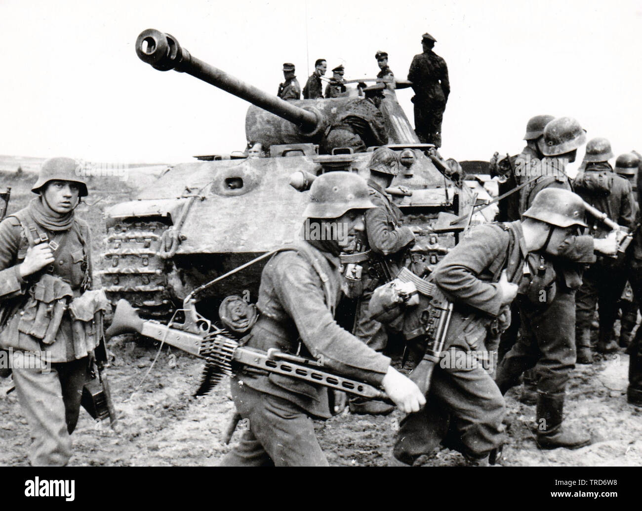Tedesco serbatoio Panther e granatieri dal 5° Divisione SS Wiking . Un soldato porta un MG42 un altro un MP44 sul fronte orientale 1944 Foto Stock