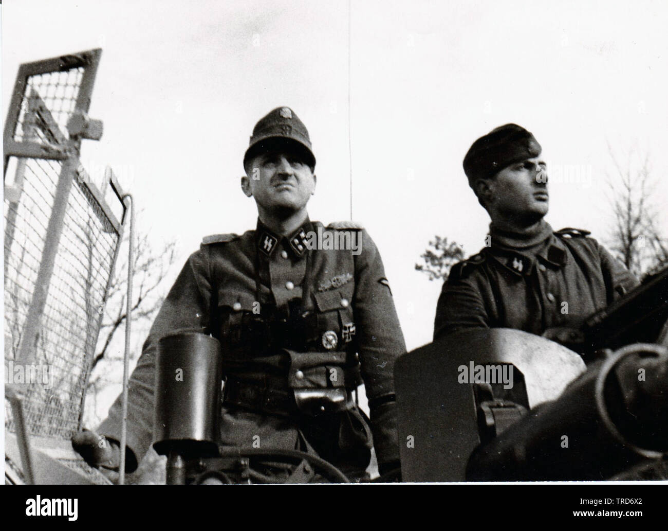 Waffen SS officer Franz Hack in un blindato veicolo Reconnaisance Hack era un Panzer Grenadier comandante Regimental nel V SS Panzer Division Wiking Foto Stock