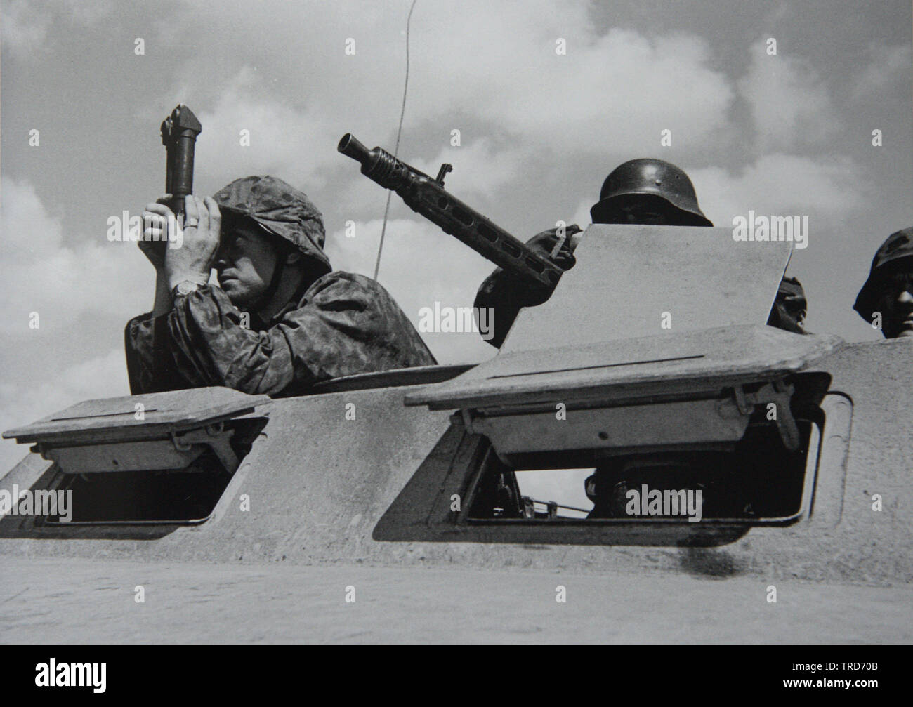 Soldati tedeschi del Waffen SS Div Wiking guardando il nemico da un Mezzanino blindato Sdkfz 251D sul fronte orientale 1944 Foto Stock