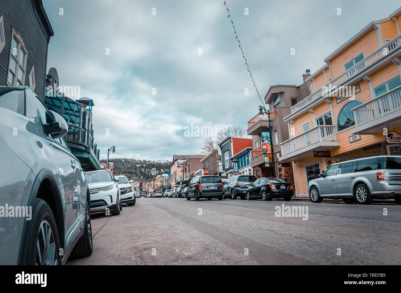 Strade vuote di piccola città durante una passeggiata mattutina, automobili parcheggiate in tutto Foto Stock