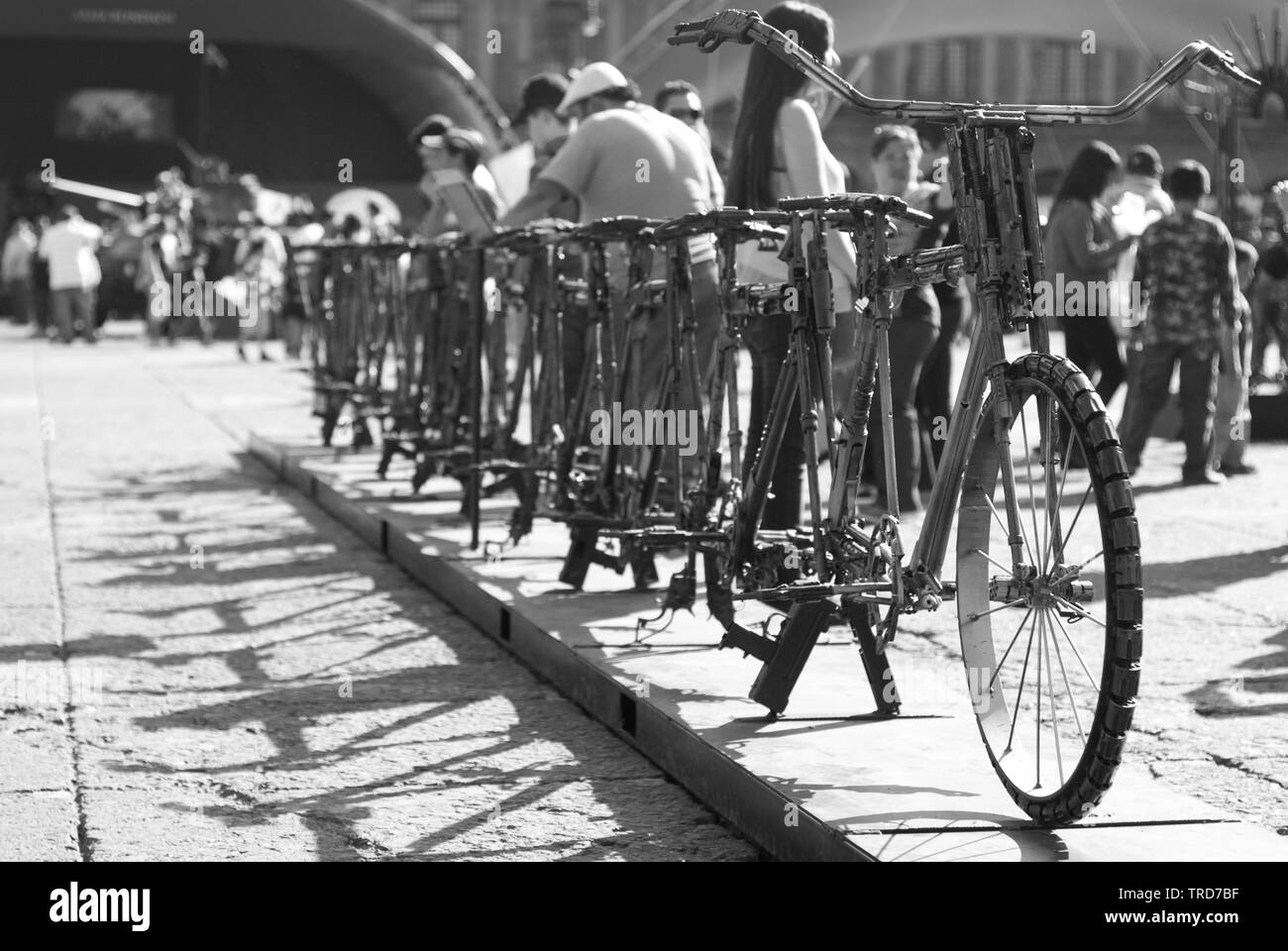 Scultura di bicicletta fatta di carta riciclata per pistole in bianco e nero, CDMX expo Foto Stock