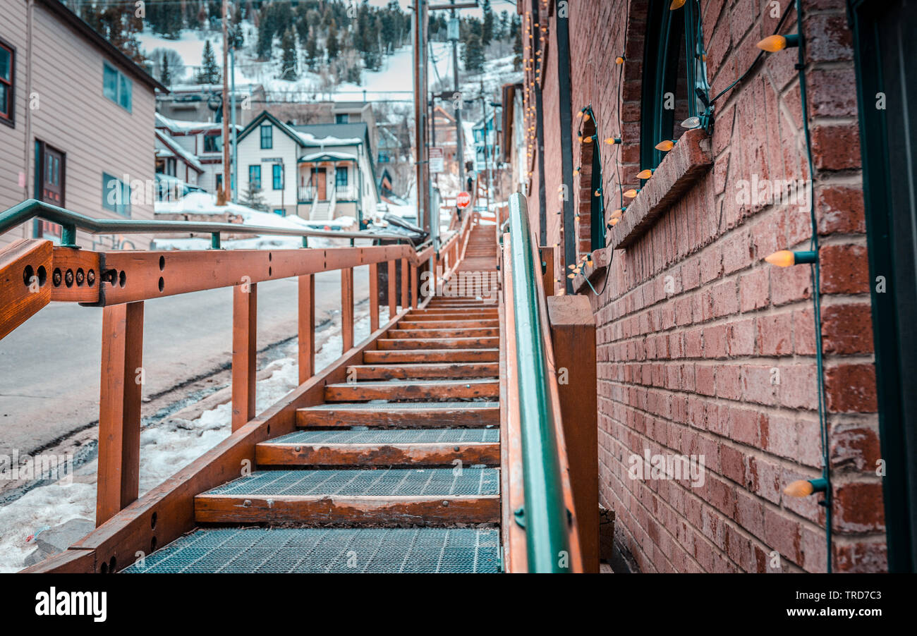 Vista di lunghe scale che salgono un piccolo vicolo su una collina molto ripida in Park City Foto Stock