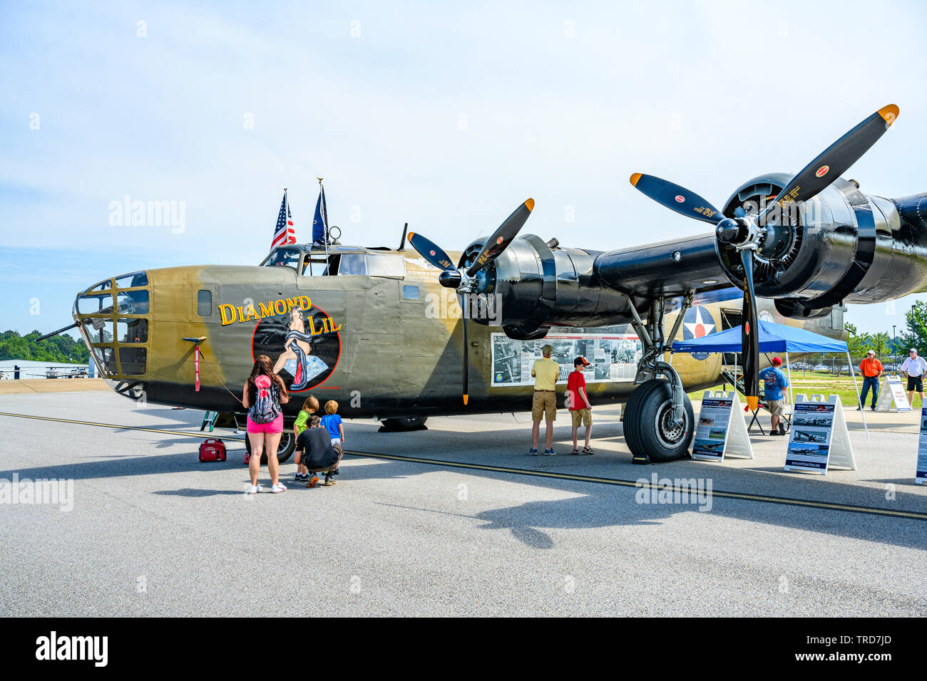 Durante la Seconda guerra mondiale o WW2 B-24 Liberator bomber sul display con una famiglia o i turisti a scattare foto di American bombardiere della seconda guerra mondiale a Montgomery in Alabama, Stati Uniti d'America. Foto Stock