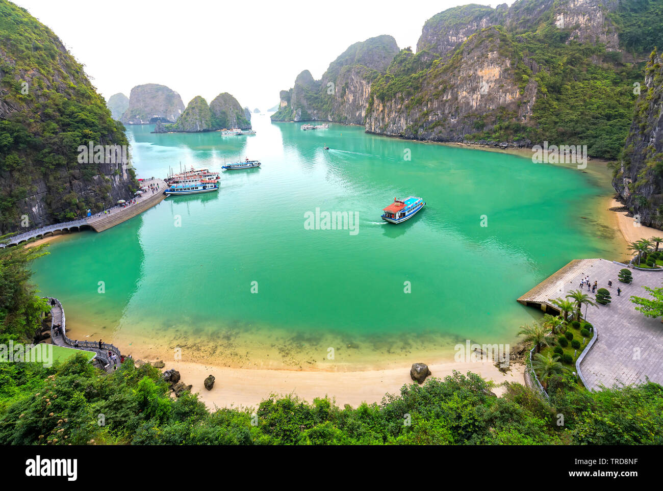 Bellissimo paesaggio Halong Bay View da adove Bo Hon isola. Halong Bay è il sito Patrimonio Mondiale dell'UNESCO, è una bella meraviglia naturale Foto Stock