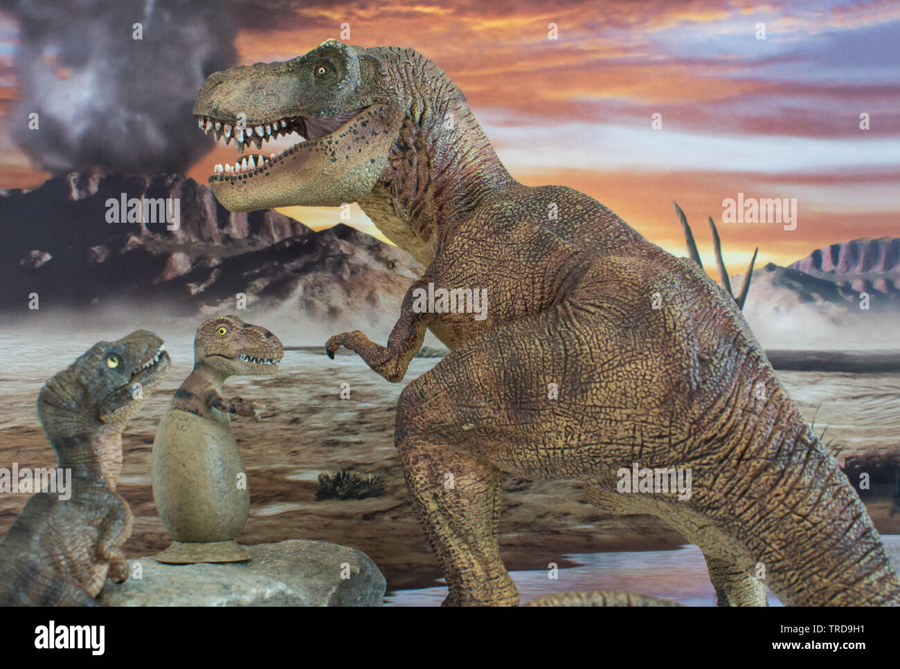 Sweet Baby Tyrannosaurus rex nell'uovo con la madre Tyrannosaurus rex con il vulcano sullo sfondo Foto Stock