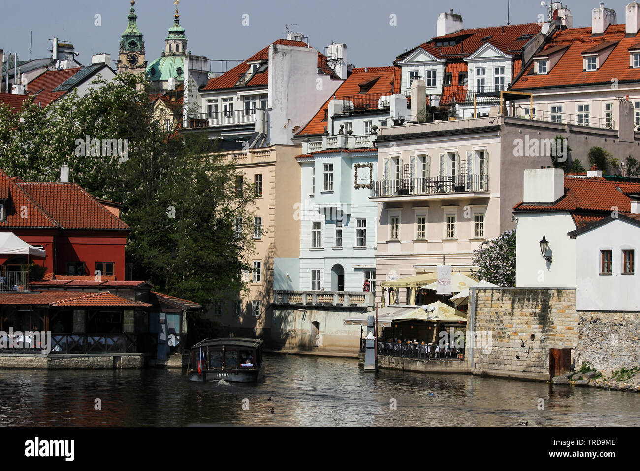 Crociera sul fiume in barca Čertovka entrando in Praga, Repubblica Ceca Foto Stock