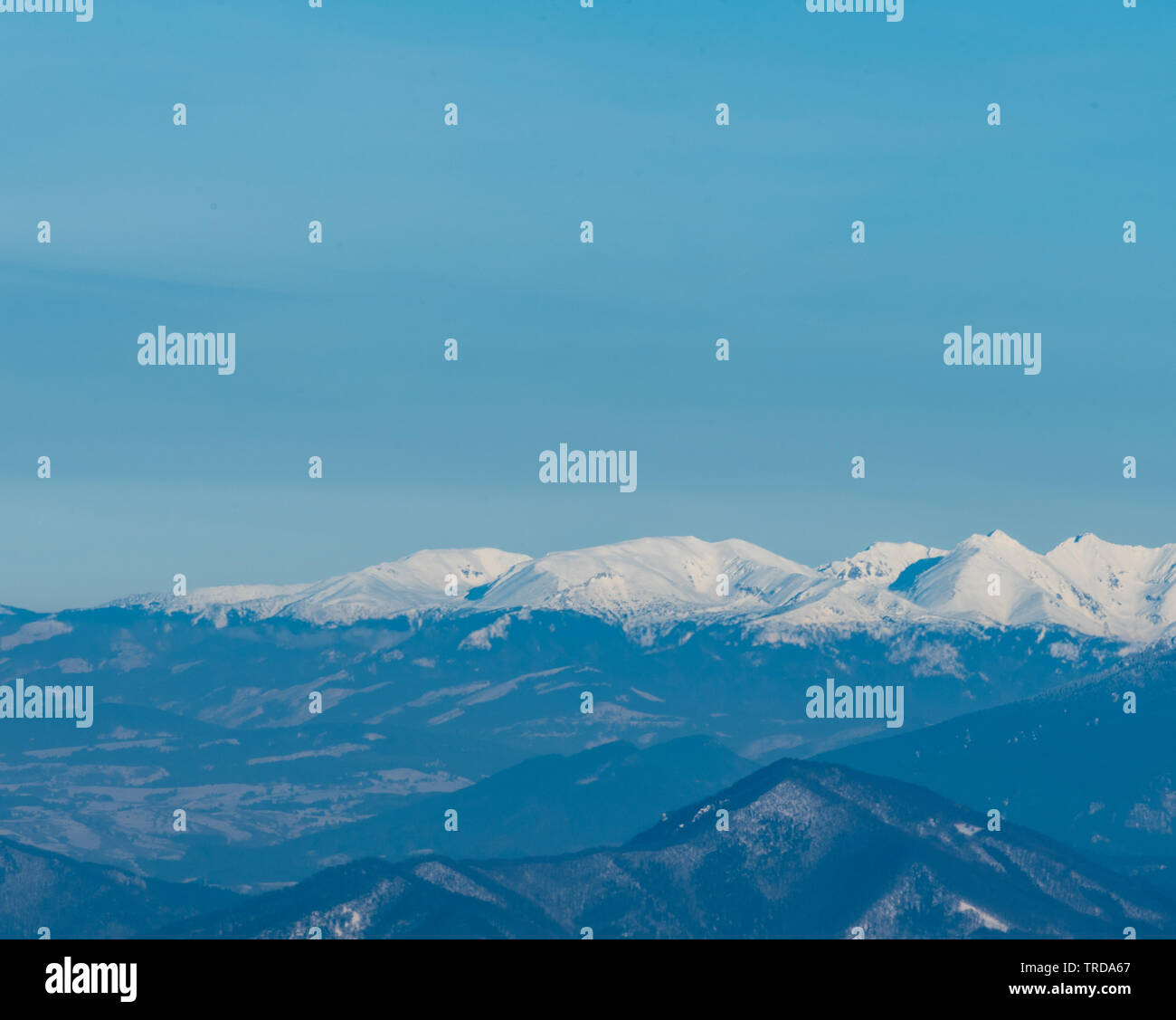 Vista di Zapadne Tatry montagne dal foro di Martinske in Lucanska Mala Fatra montagne durante la straordinaria giornata invernale con cielo chiaro Foto Stock