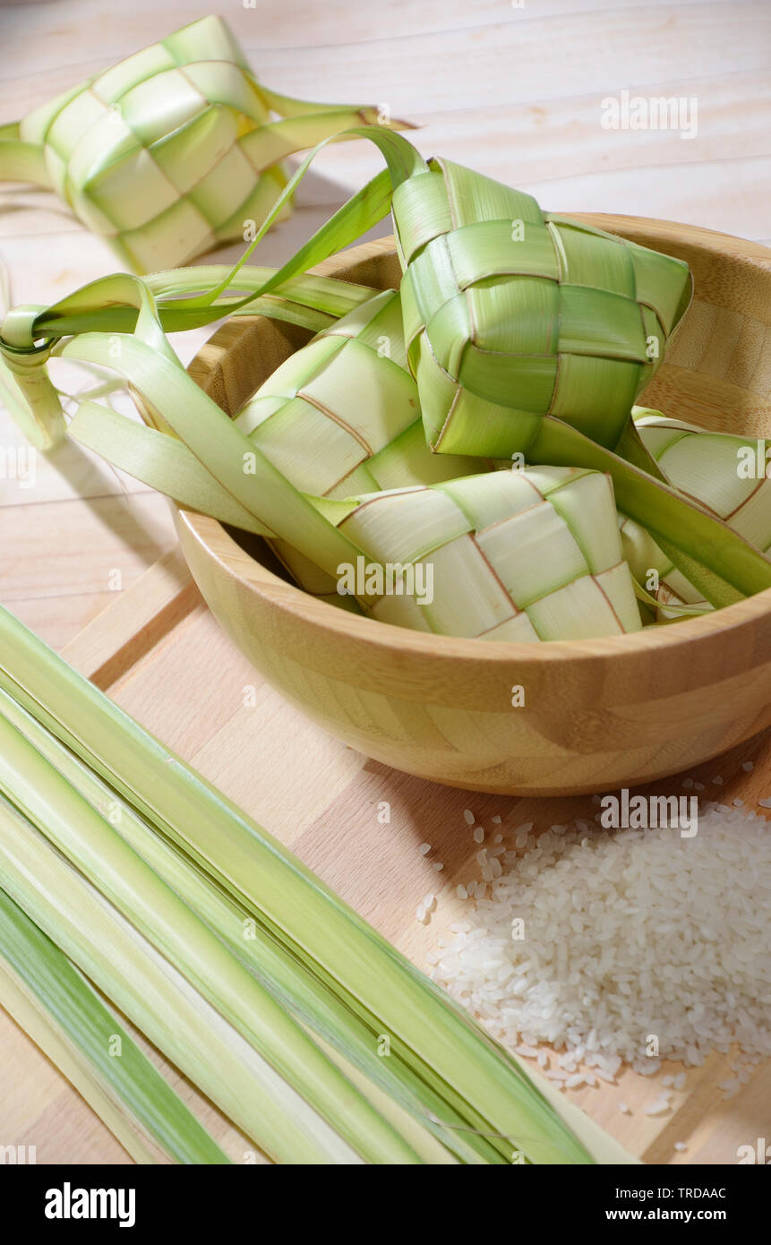 Ketupat, torta di riso a forma di diamante sacchetto costituito da tessuto di foglie di noce di cocco Foto Stock