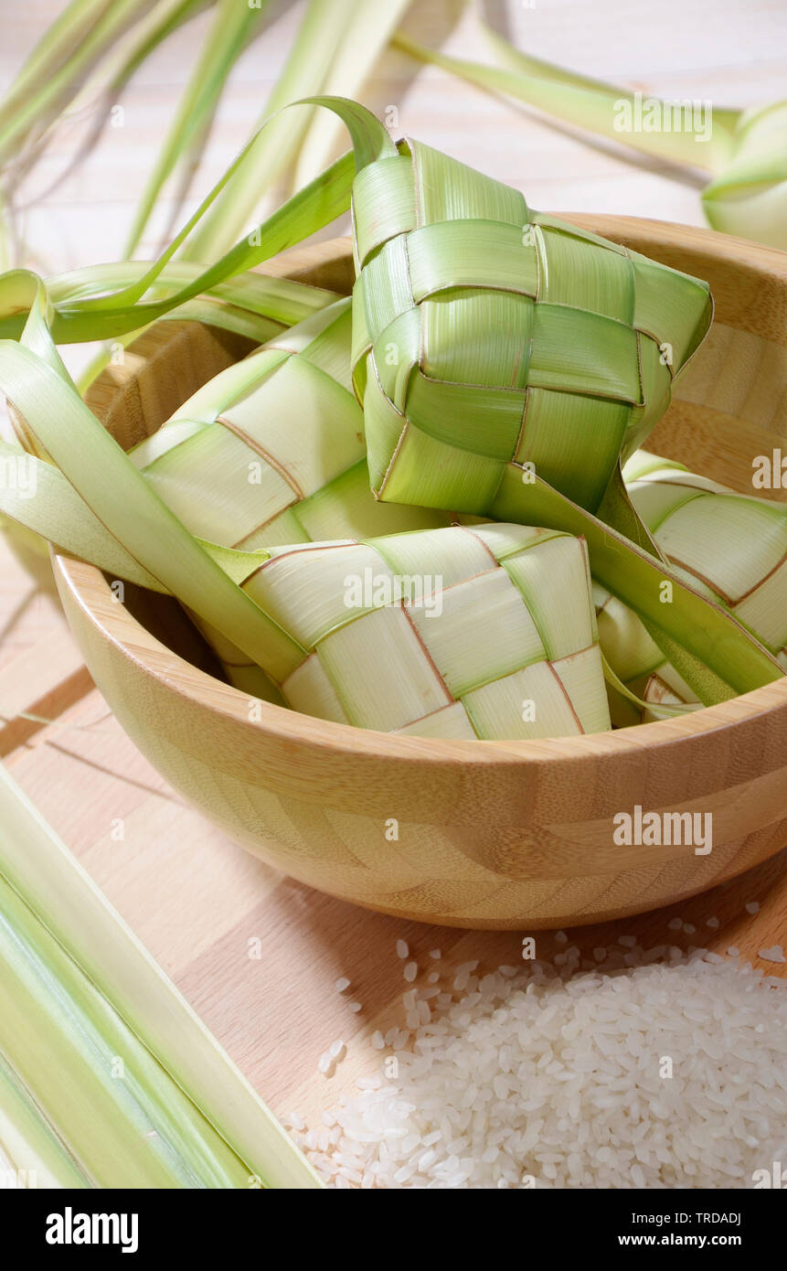 Ketupat, torta di riso a forma di diamante sacchetto costituito da tessuto di foglie di noce di cocco Foto Stock
