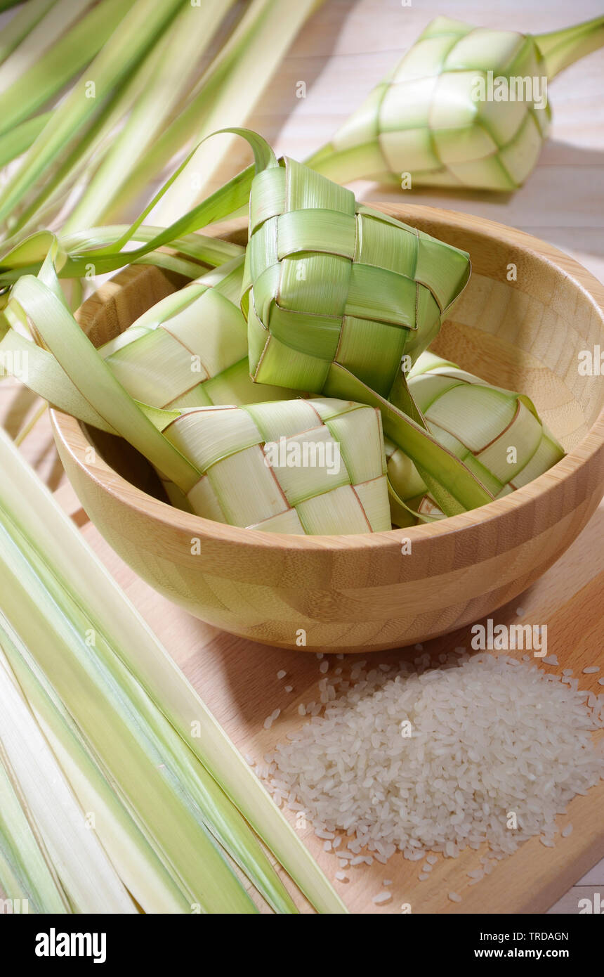 Ketupat, torta di riso a forma di diamante sacchetto costituito da tessuto di foglie di noce di cocco Foto Stock