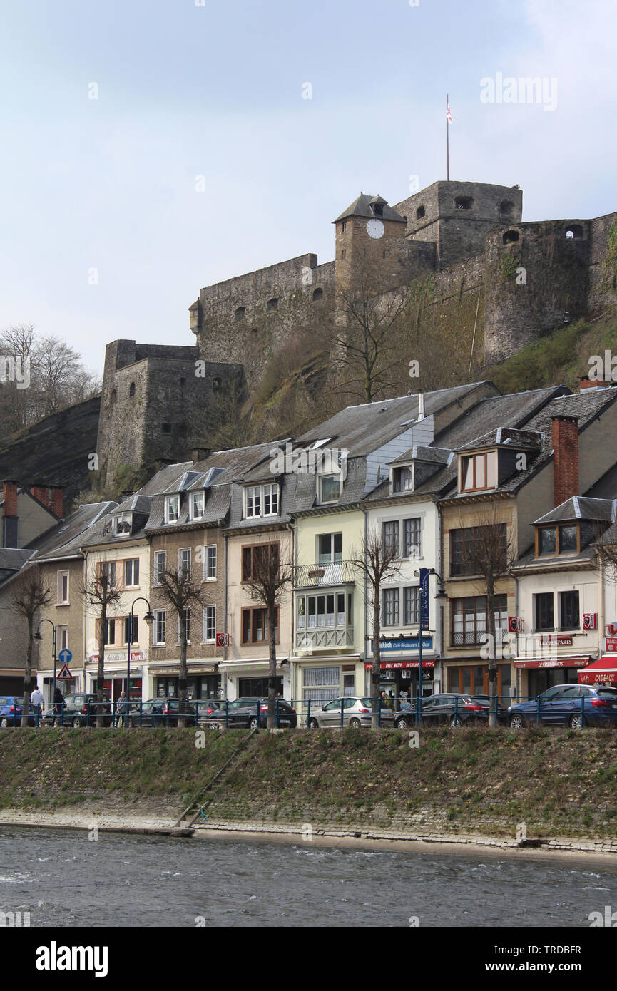 BOUILLON, BELGIO, 7 aprile 2019: vista sulla città e la collina del Castello di Bouillon nella provincia del Lussemburgo, Belgio. Foto Stock