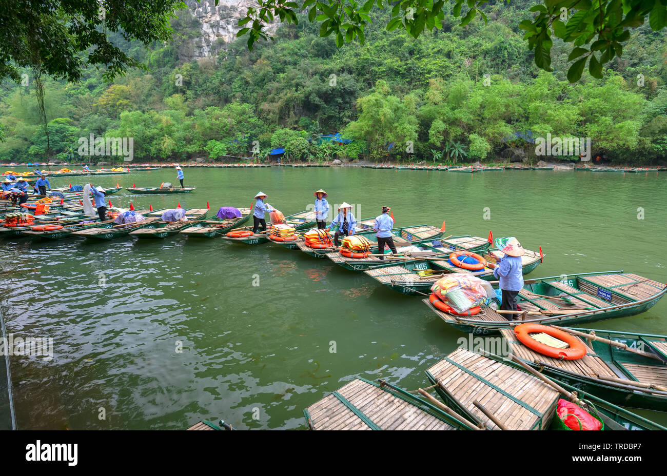 Il barcaiolo è in attesa per un turista su Ong Dong fiume della Tam Coc National Park Foto Stock