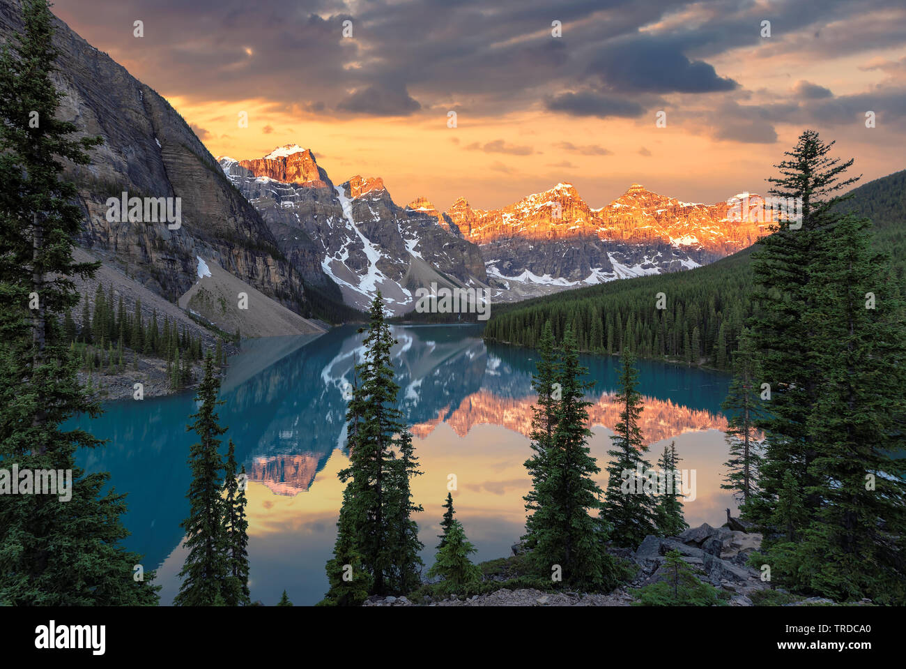 Sunrise al Lago Moraine nel Parco Nazionale di Banff, Canada. Foto Stock