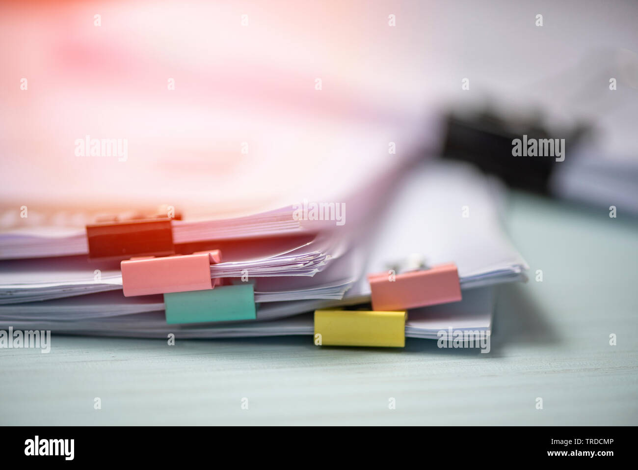 Report paper document present financial and business report with colorful paper clip on office table background Foto Stock