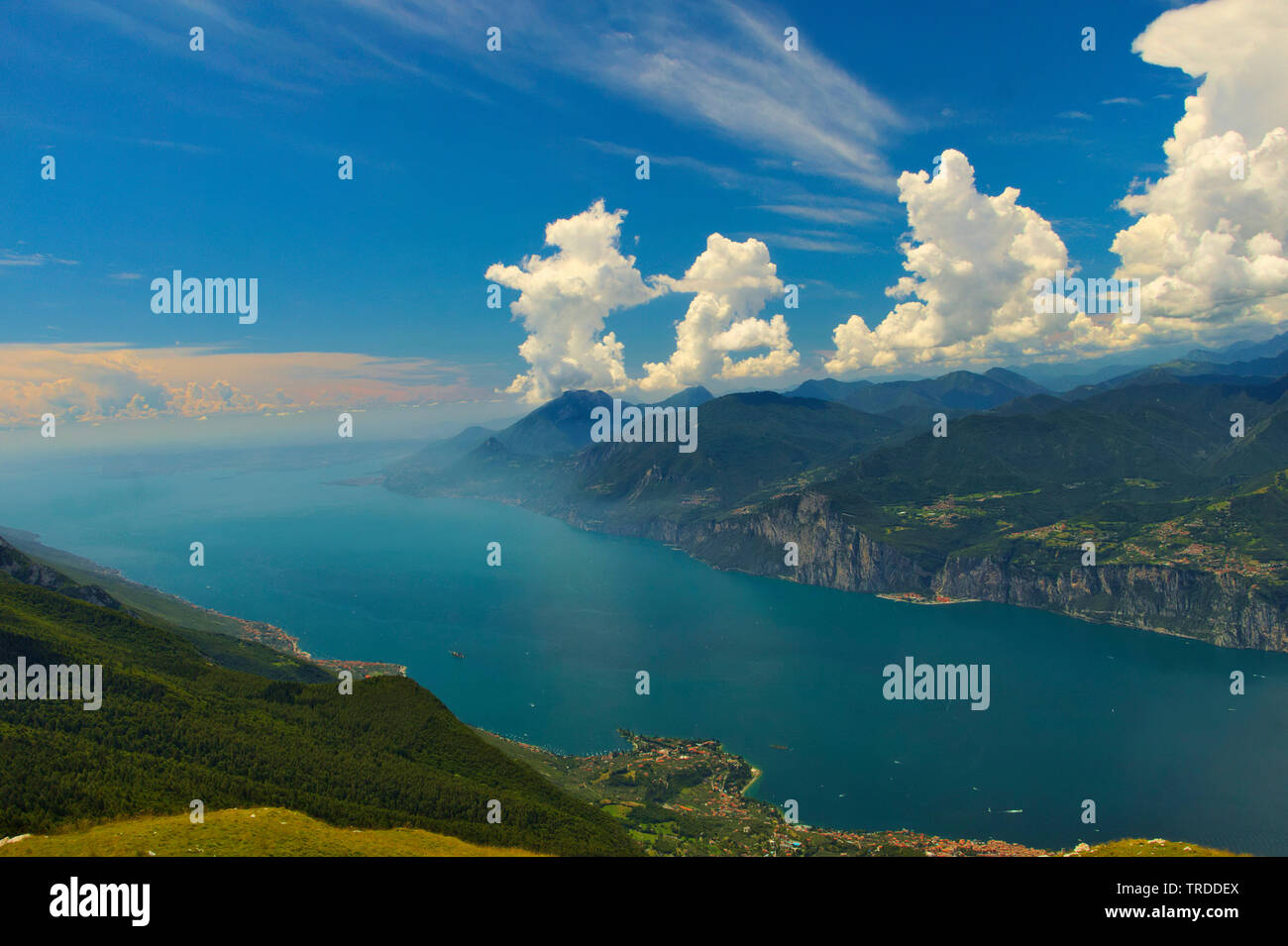 Vista dal Monte Baldo al Lago di Garda e Malcesine, Italia, Lago di Garda Malcesine Foto Stock