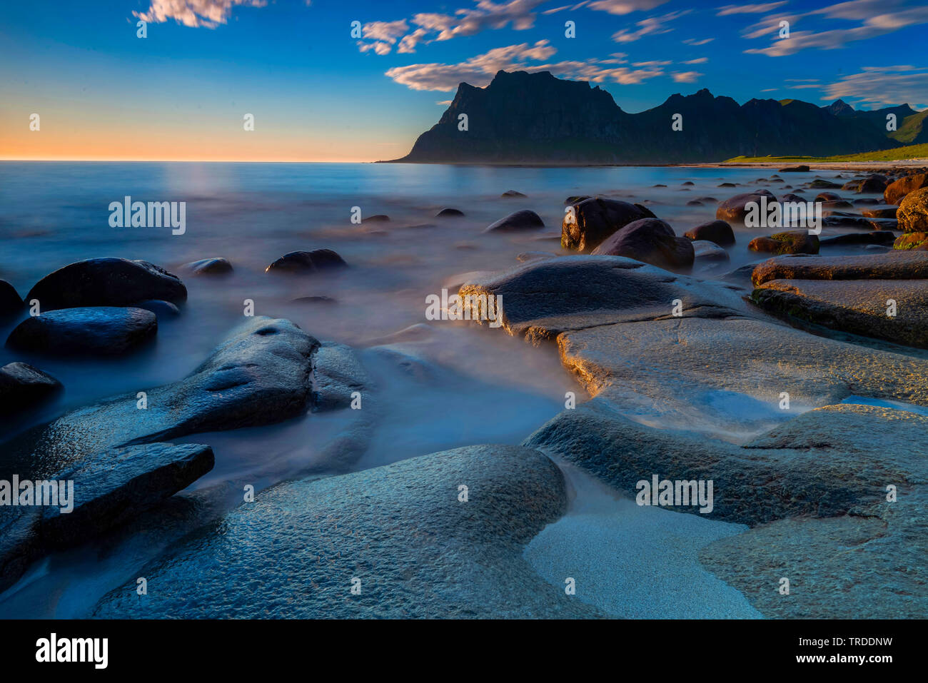 Rocce sulla spiaggia Uttakleiv nella luce della sera, Norvegia, Isole Lofoten Utakleiv Foto Stock