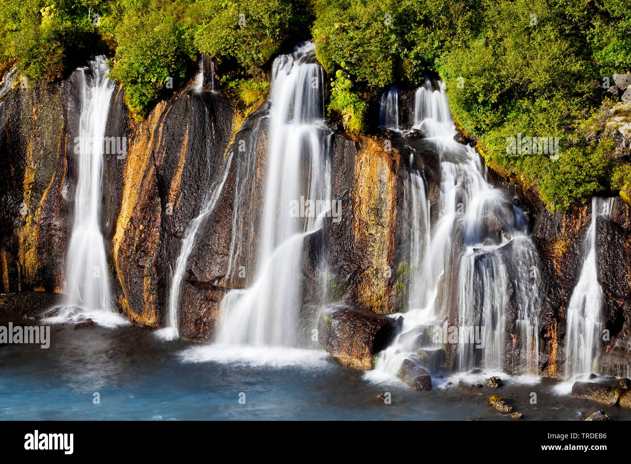 Cascate Hraunfossar versare nel fiume Hvita, Islanda, West Islanda Foto Stock