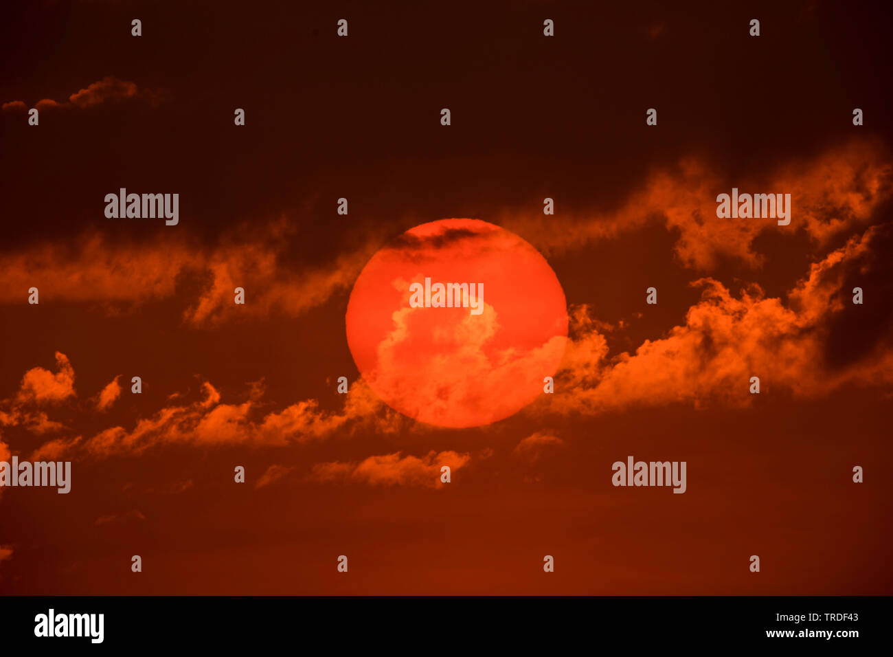 Rosso sole di mattina e le nuvole passando per la Germania, il Land della Baviera Foto Stock