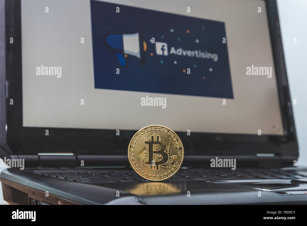 Bitcoin davanti a un adverting Facebook foto Facebook aprire bitcoin aggiunge, cryptocurrency e blockchain , Sydney Australia , 5/10/2019 Foto Stock