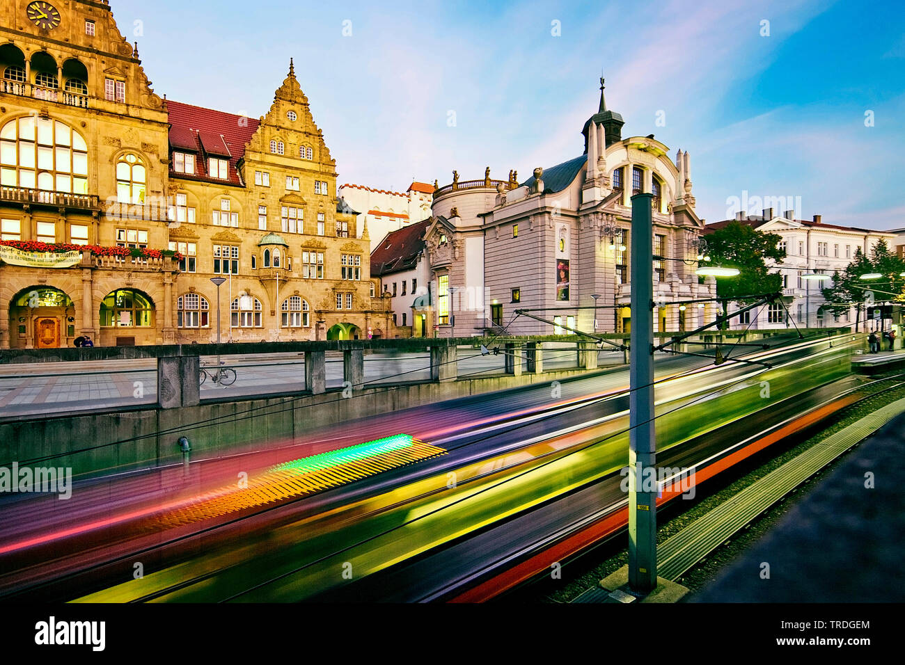 Tracce di luce di passaggio di sottopassaggi davanti al municipio della città vecchia e il teatro comunale, in Germania, in Renania settentrionale-Vestfalia, East Westfalia, Bielefeld Foto Stock