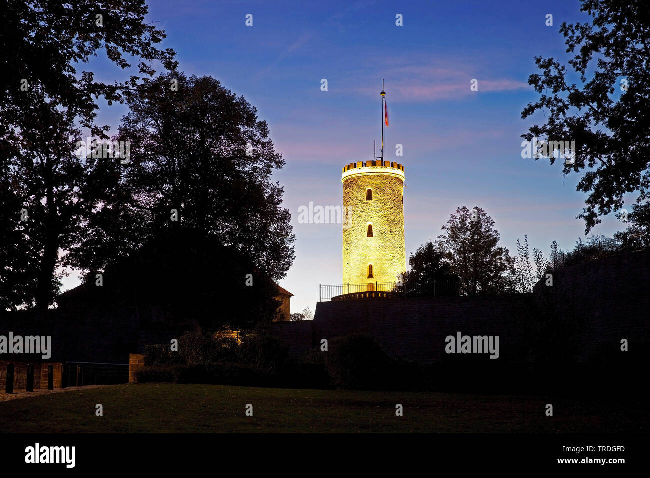 Illuminato il castello di Sparrenberg in serata, in Germania, in Renania settentrionale-Vestfalia, East Westfalia, Bielefeld Foto Stock