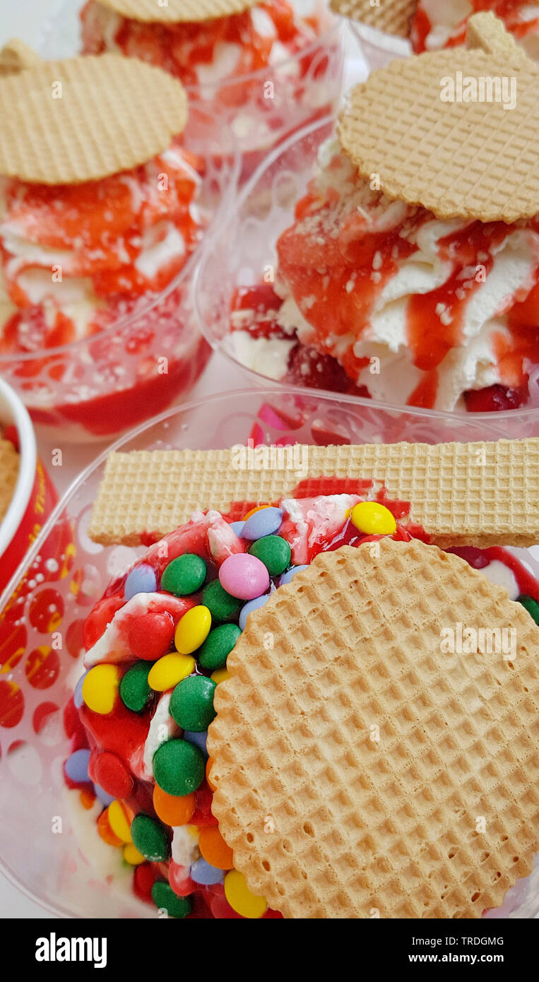 Gelato con panna montata, cookie e smarties Foto Stock