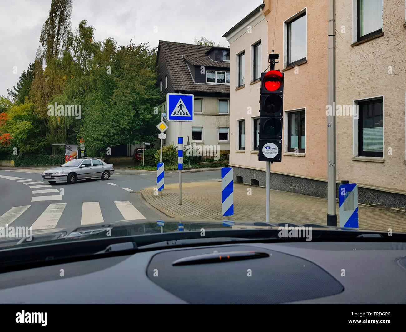 Mobile luci del traffico in corrispondenza di un incrocio con attraversamento pedonale, Germania Foto Stock