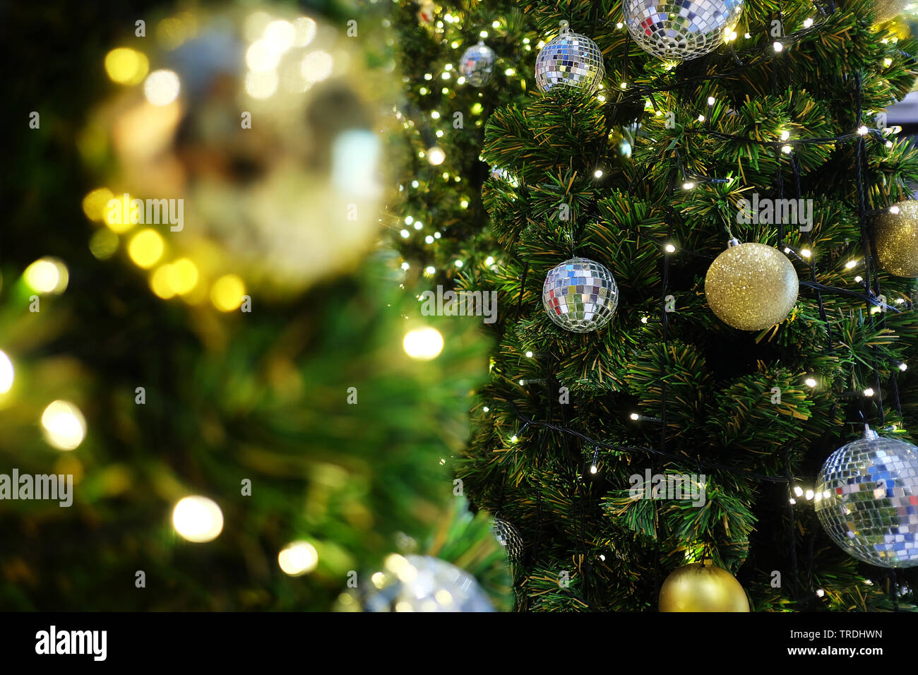 Bellissimo albero di Natale decorato con luce di sfondo per le vacanze Foto Stock