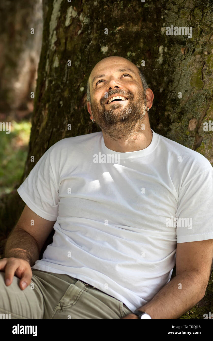 L'uomo godendo il suo tempo libero sotto un albero, Germania Foto Stock