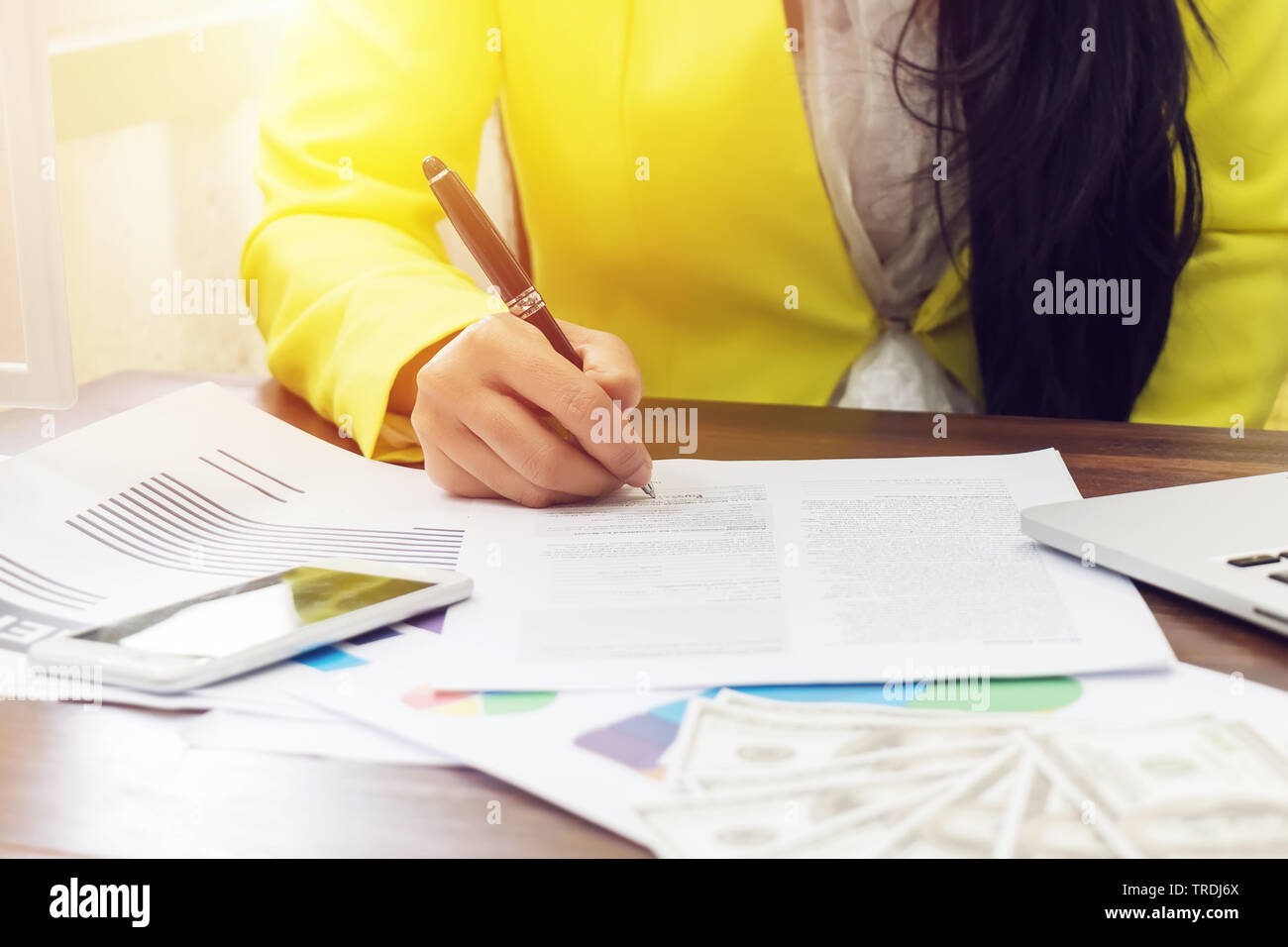 Business donna mano firma un contratto, vicino. contratto o affare concetto Foto Stock