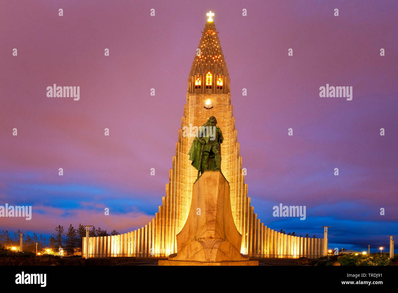 Hallgrimskirkja illuminato e la statua di Leif Erikson nella luce della sera, l'Islanda, Reykjavik Foto Stock