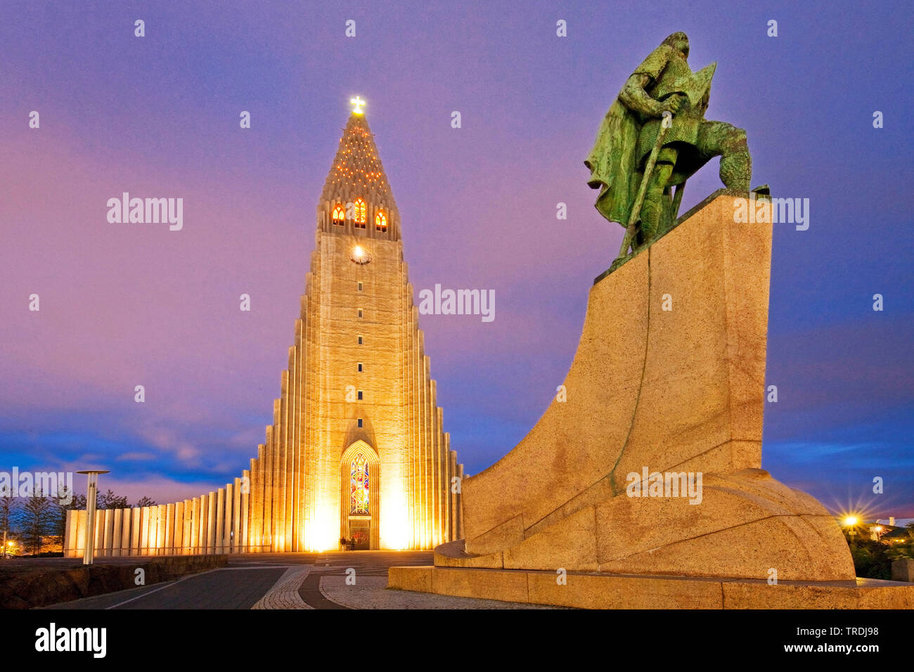 Hallgrimskirkja illuminato e la statua di Leif Erikson nella luce della sera, l'Islanda, Reykjavik Foto Stock