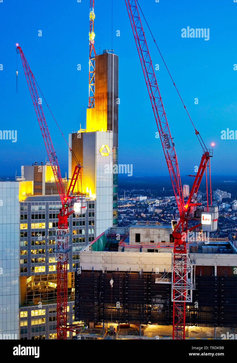 Sito in costruzione nel quartiere finanziario accanto alla Torre della Commerzbank blocco e Torre Taunus nella luce della sera, Germania, Hesse, Frankfurt am Main Foto Stock