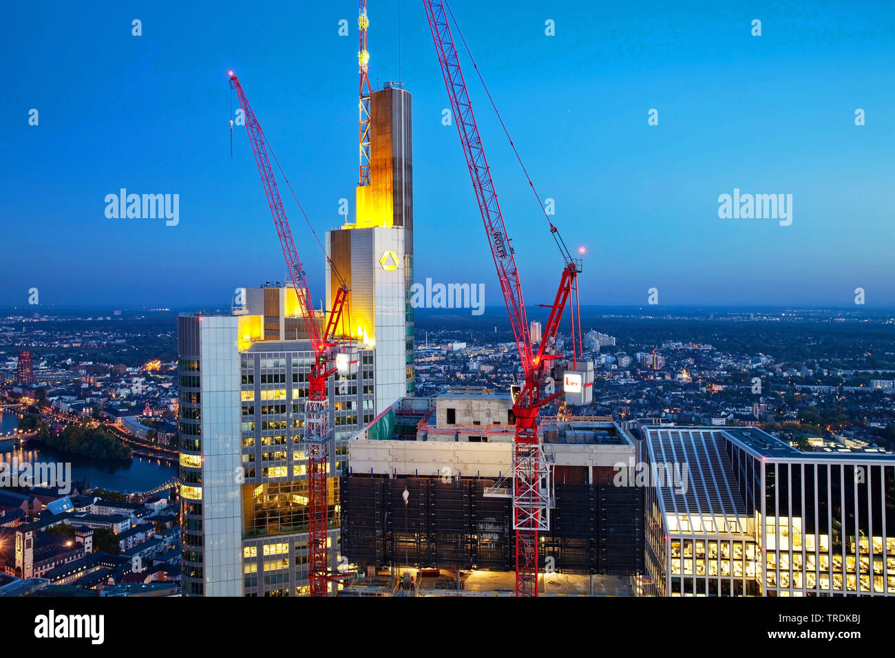 Sito in costruzione nel quartiere finanziario accanto alla Torre della Commerzbank blocco e Torre Taunus nella luce della sera, Germania, Hesse, Frankfurt am Main Foto Stock