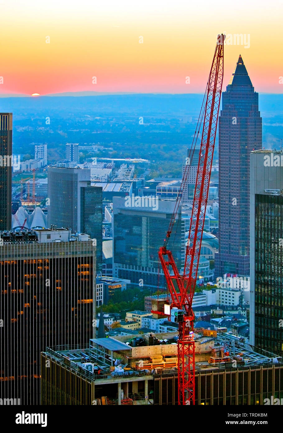 Vista dalla Torre principale al sito in costruzione nel quartiere finanziario di sera, Germania, Hesse, Frankfurt am Main Foto Stock
