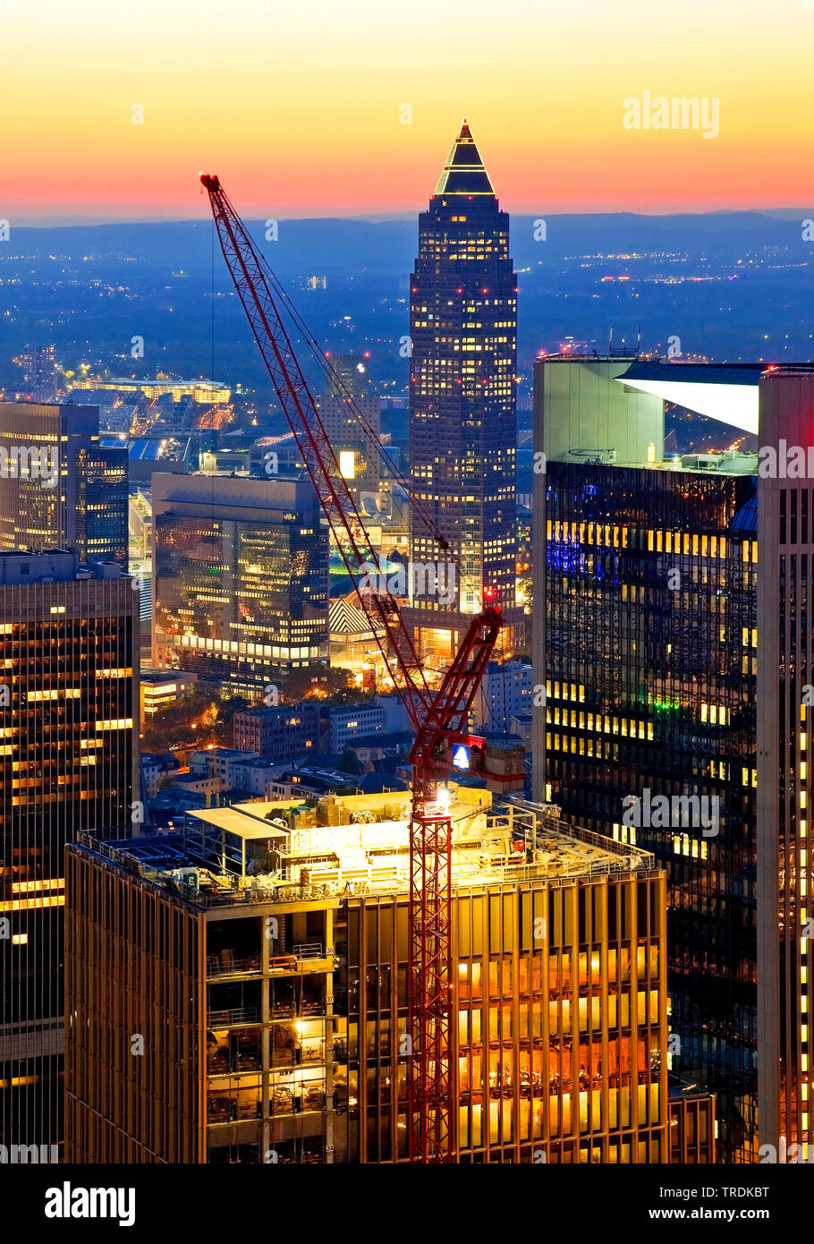 Vista dalla Torre principale al sito in costruzione nel quartiere finanziario di sera, Germania, Hesse, Frankfurt am Main Foto Stock