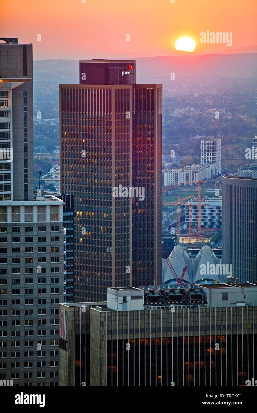 Vista dalla Torre principale al quartiere finanziario al tramonto, Germania, Hesse, Frankfurt am Main Foto Stock
