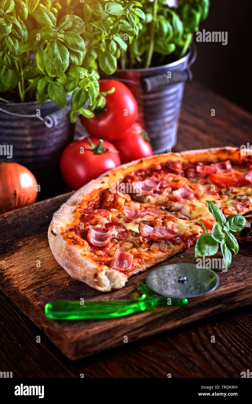 Deliziosa e gustosa pizza con condimenti Foto Stock